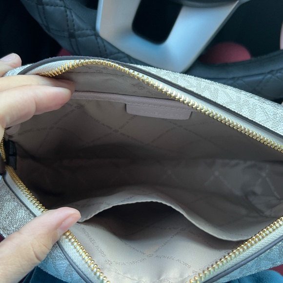 Michael Kors crossbody purse - Picture 2 of 3